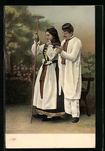 AK Mann und Frau in Schwarzwälder Tracht mit Rechen