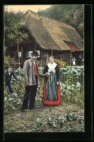 AK Mann und Frau in Schwarzwälder Tracht in einem Gemüsebeet