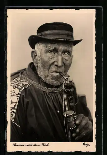 AK Bauer in Schwarzwälder Tracht aus dem Ried mit Pfeife