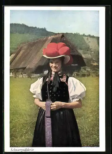 AK Junge Frau in Schwarzwälder Tracht auf einer Wiese
