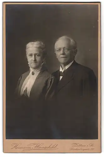 Fotografie Hermann Hauschild, Zittau i. Sa., Reichenbergerstrasse 28, Älteres Paar in eleganter Kleidung
