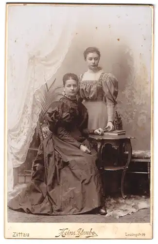Fotografie H. Strube, Zittau i. S., Lessingstrasse 14, Mutter und Tochter in festlichen Kleidern