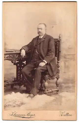 Fotografie Johannes Beyer, Zittau i. S., Lessing-Strasse 2 Ecke Augustus-Allee, Bürgerlicher Herr sitzt am Tisch