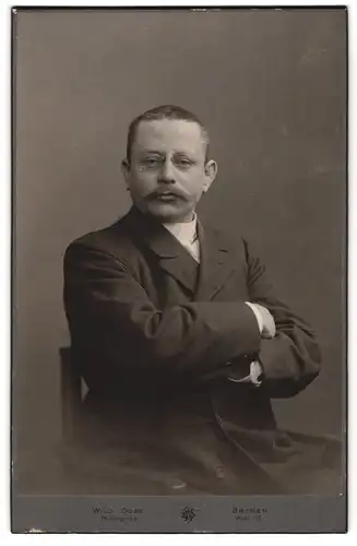 Fotografie Willy Dose, Bremen, Wall 116, Bürgerlicher Herr mit Zwicker und verschränkten Armen