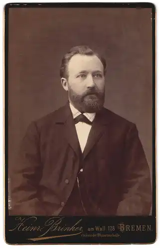 Fotografie Heinr. Brinker, Bremen, Am Wall 128, Elegant gekleideter Herr mit Vollbart