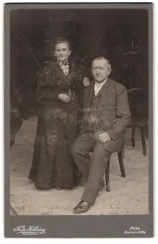Fotografie Fritz Helbsing, Peine, Breite Strasse 33-34, Ältere Dame und Herr in hübscher Kleidung