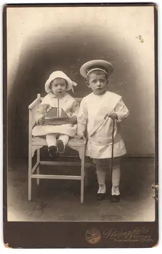 Fotografie Residenz Atelier, Potsdam, Brandenburgerstrasse 49-52, Junge im Kleid mit kleinem Mädchen