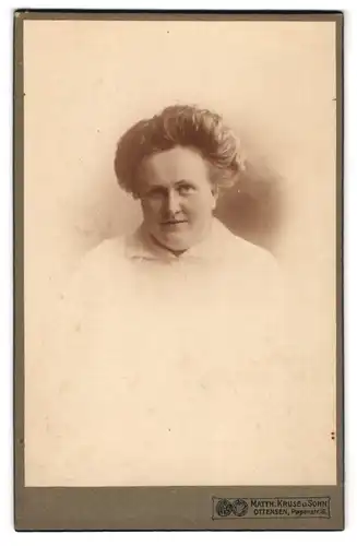 Fotografie Matth. Kruse u. Sohn, Ottensen, Papenstrasse 16, Bürgerliche Dame mit moderner Frisur