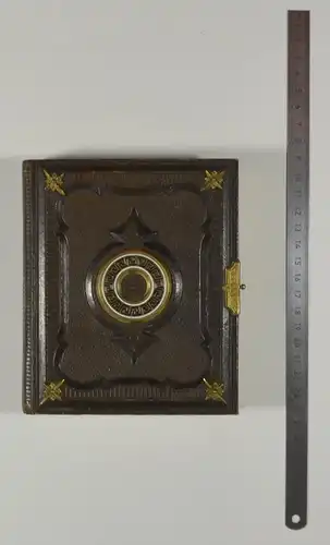 Fotoalbum brauner Ledereinband 1865, mit Messingbeschlägen, 12 Goldschnittseiten für CDV Fotografien