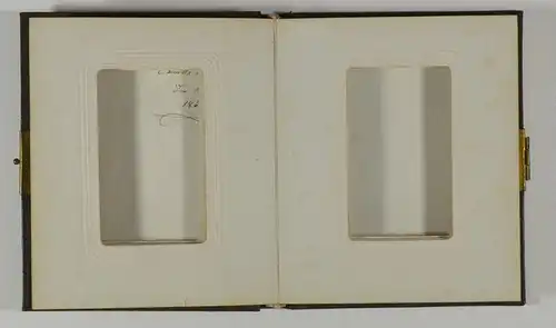 Fotoalbum brauner Ledereinband 1865, mit Messingbeschlägen, 12 Goldschnittseiten für CDV Fotografien