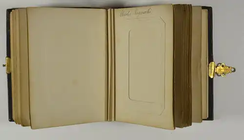 Fotoalbum Leder Einband im Rindenoptik, Messingbeschläge und Schliesse, 25 Seiten für CDV Fotos, datiert 1862