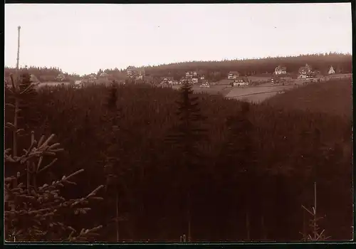 Fotografie Brück & Sohn Meissen, Ansicht Oberbärenburg i. Erzg., Blick vom Wald auf den Ort