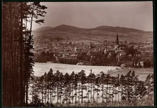 Fotografie Brück & Sohn Meissen, Ansicht Löbau i. Sa., Blick vom Wald auf die Stadt, Kirche