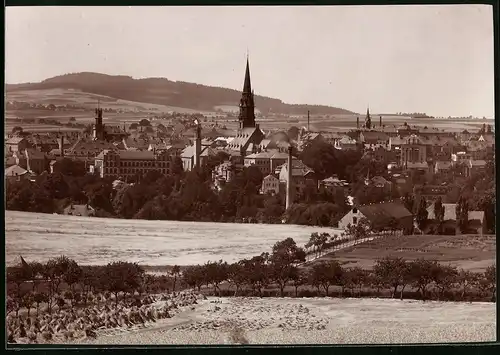 Fotografie Brück & Sohn Meissen, Ansicht Löbau i. Sa., Blick in die Stadt mit der St. Nikolai Kirche