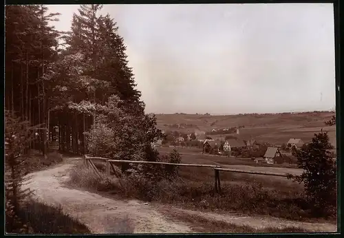 Fotografie Brück & Sohn Meissen, Ansicht Herrndorf-Hetzdorf, Partie am Waldesrand mit Blick zum Ort