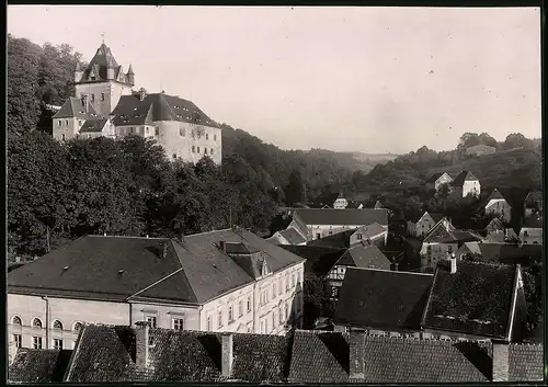 Fotografie Brück & Sohn Meissen, Ansicht Liebstadt i. Sa., Blick über die Dächer der Stadt zum Schloss Kuckuckstein