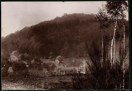 Fotografie Brück & Sohn Meissen, Ansicht Collmberg, Teilansicht der Ortschaft mit dem Collmberg