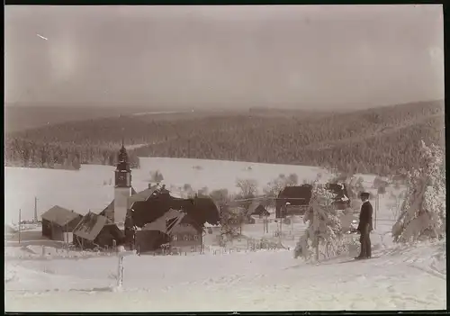 Fotografie Brück & Sohn Meissen, Ansicht Schellerhau i. Erzg., Blick auf den Ort im verschneiten Winter, Ski Fahrer