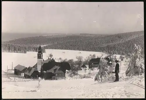 Fotografie Brück & Sohn Meissen, Ansicht Schellerhau i. Erzg., Blick auf den Ort im tiefen Winter mit Ski fahrer