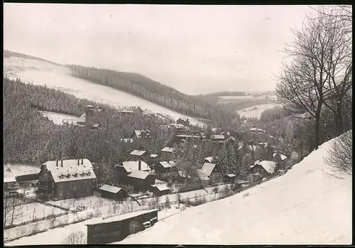 Fotografie Brück & Sohn Meissen, Ansicht Kipsdorf, Blick auf den Verschneiten Ort mit Hotel