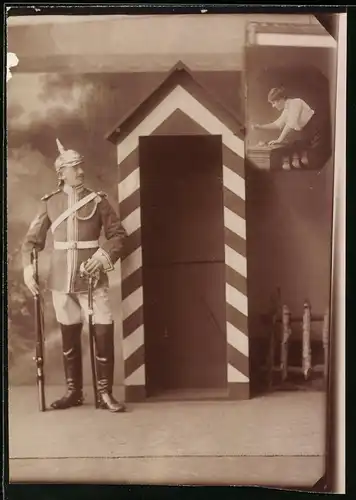 Fotografie Brück & Sohn Meissen, Ansicht Meissen i. Sa., Soldat der Gardereiter in Uniform mit Pickelhaube, Schilderhaus