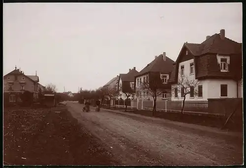 Fotografie Brück & Sohn Meissen, Ansicht Niederau b. Dresden, Partie in der Dorfstrasse mit Wohnhäusern