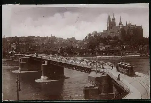 Fotografie Brück & Sohn Meissen, Ansicht Meissen i. Sa., Strassenbahn auf der Brücke mit Blick zur Stadt