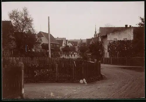 Fotografie Brück & Sohn Meissen, Ansicht Niederau b. Dresden, Blick in die Dorfstrasse mit Wohnhäusern