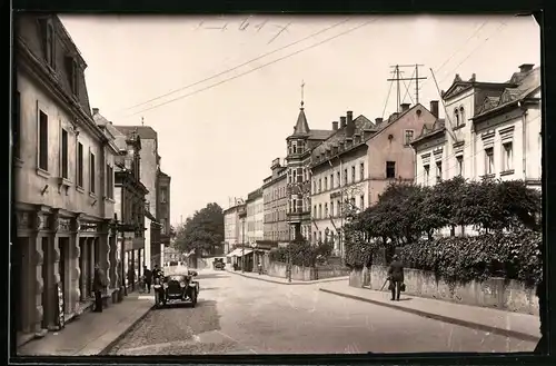Fotografie Brück & Sohn Meissen, Ansicht Limbach i. Sa., Blick in die Jägerstrasse am Rathaus, Auto