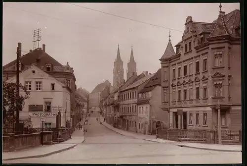 Fotografie Brück & Sohn Meissen, Ansicht Oschatz, Blick in die Hospitalstrasse mit Geschäften