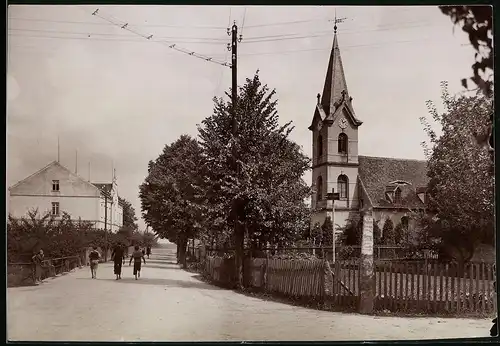 Fotografie Brück & Sohn Meissen, Ansicht Schwepnitz i. Sa., Strassenpartie mit der Schule und Kirche