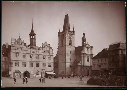 Fotografie Brück & Sohn Meissen, Ansicht Leitmeritz, Blick auf den Stadtplatz mit Geschäften und Litfasssäule