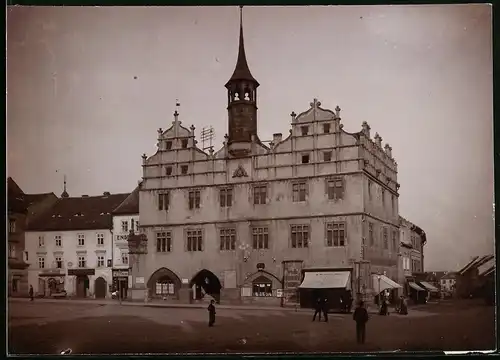 Fotografie Brück & Sohn Meissen, Ansicht Leitmeritz, Stadtplatz mit Blick auf das Rathaus