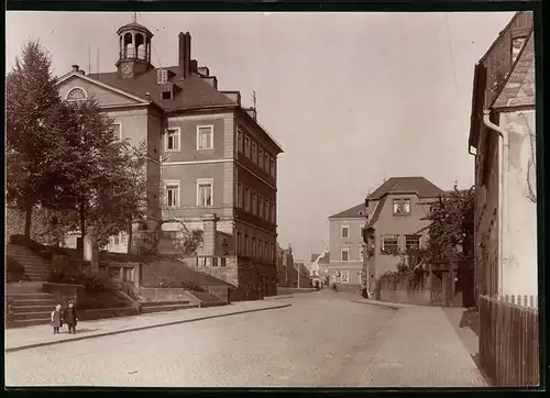 Fotografie Brück & Sohn Meissen, Ansicht Hainichen i. Sa., Blick in die Mühlenstrasse mit dem Rathaus