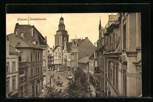 AK Giessen, Blick auf die Schulstrasse mit Kutsche und Strassenbahn