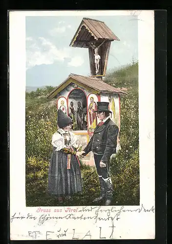 AK Älteres italienisches Paar an einem Flurkreuz