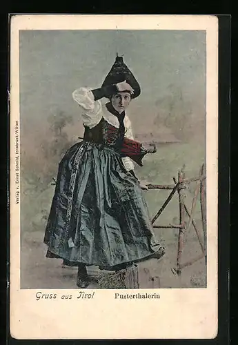 AK Pustertalerin in Tracht hält Ausschau