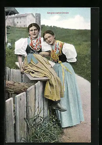 AK Zwei Ampezzanerinnen in Trachtenkleidung
