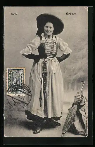 AK Gröden, Italienerin in Tracht mit einem Schirm