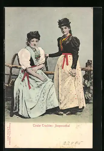 AK Ampezzo, Zwei Italienerinnen in Tracht