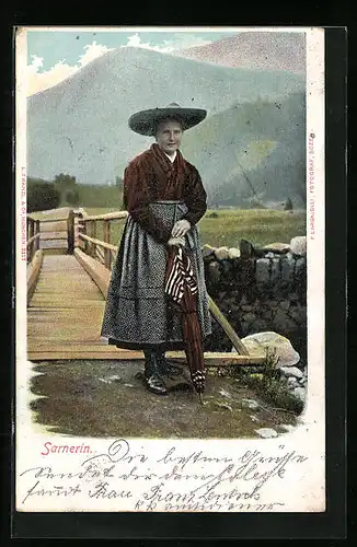 AK Sarnerin in Tracht mit einem Schirm