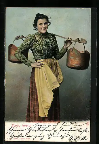 AK Italienische Wasserträgerin in bunter Kleidung