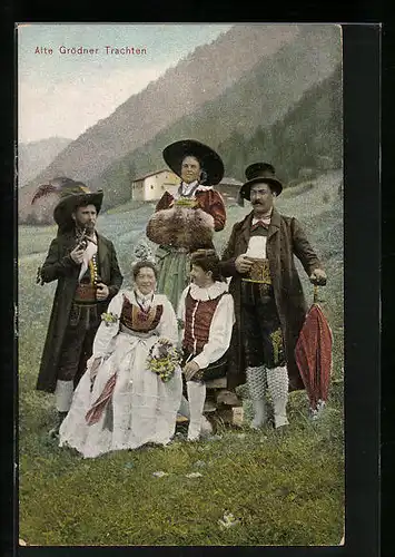 AK Familie in alten Grödner Trachten