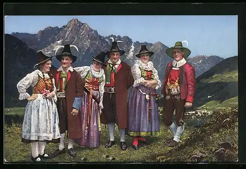 AK Paare in den Dolomiten in Trachten aus Pusteria