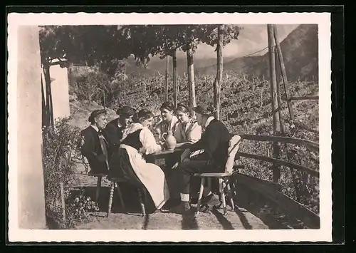 AK Fröhliche Runde beim Wein in Trachten aus Bolzano