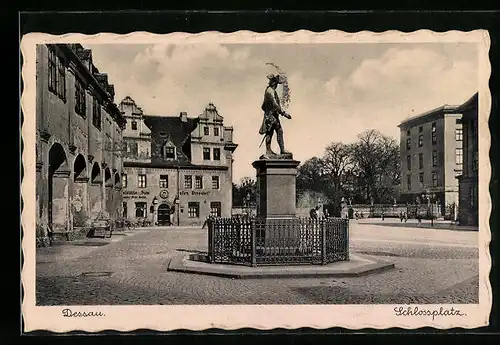 AK Dessau, Schlossplatz mit Denkmal