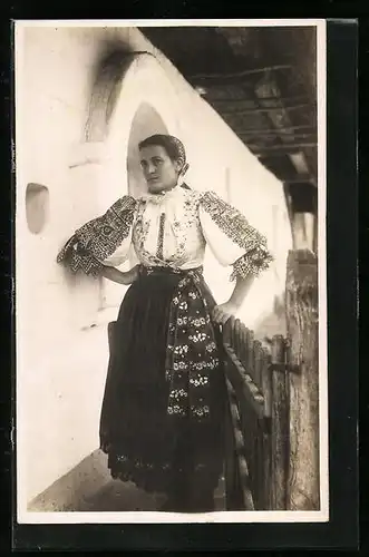 AK Frau aus Piestany in ihrer Tracht