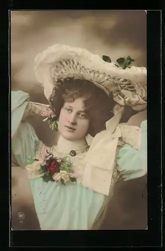 AK Hübsche Dame mit Hut im blauen Kleid