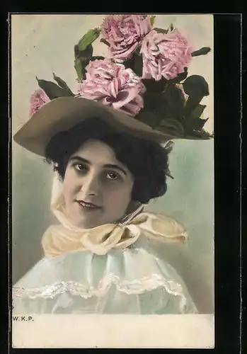 AK Hübsche Frau mit Rosen am Hut