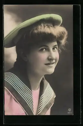 AK Hübsche junge Frau mit Hut und Matrosenkragen